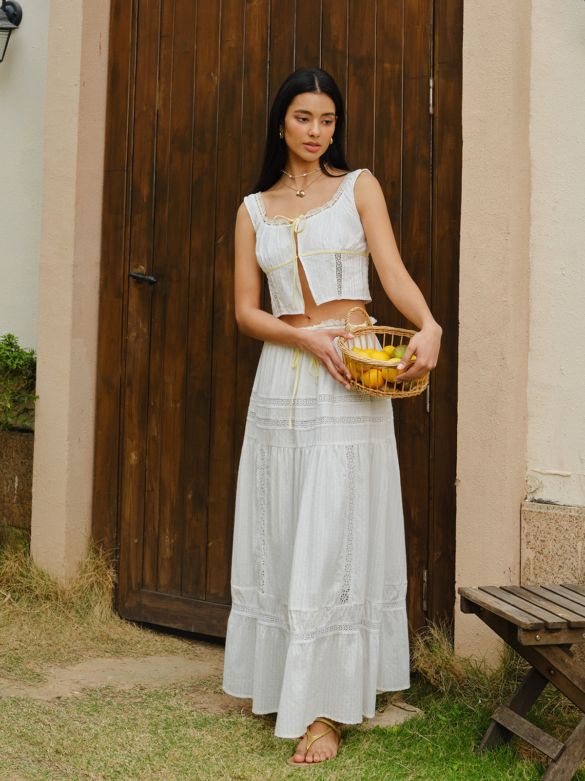 Şık Dantel Kenarları Olan Bağlamalı Kısa Üst ve Etek Takımı