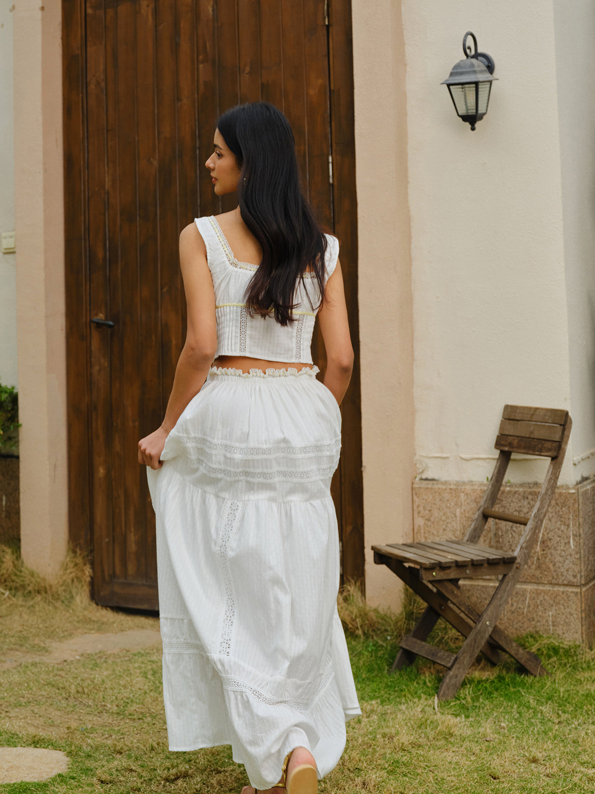 Şık Dantel Kenarları Olan Bağlamalı Kısa Üst ve Etek Takımı