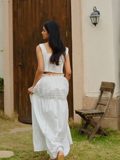 Şık Dantel Kenarları Olan Bağlamalı Kısa Üst ve Etek Takımı