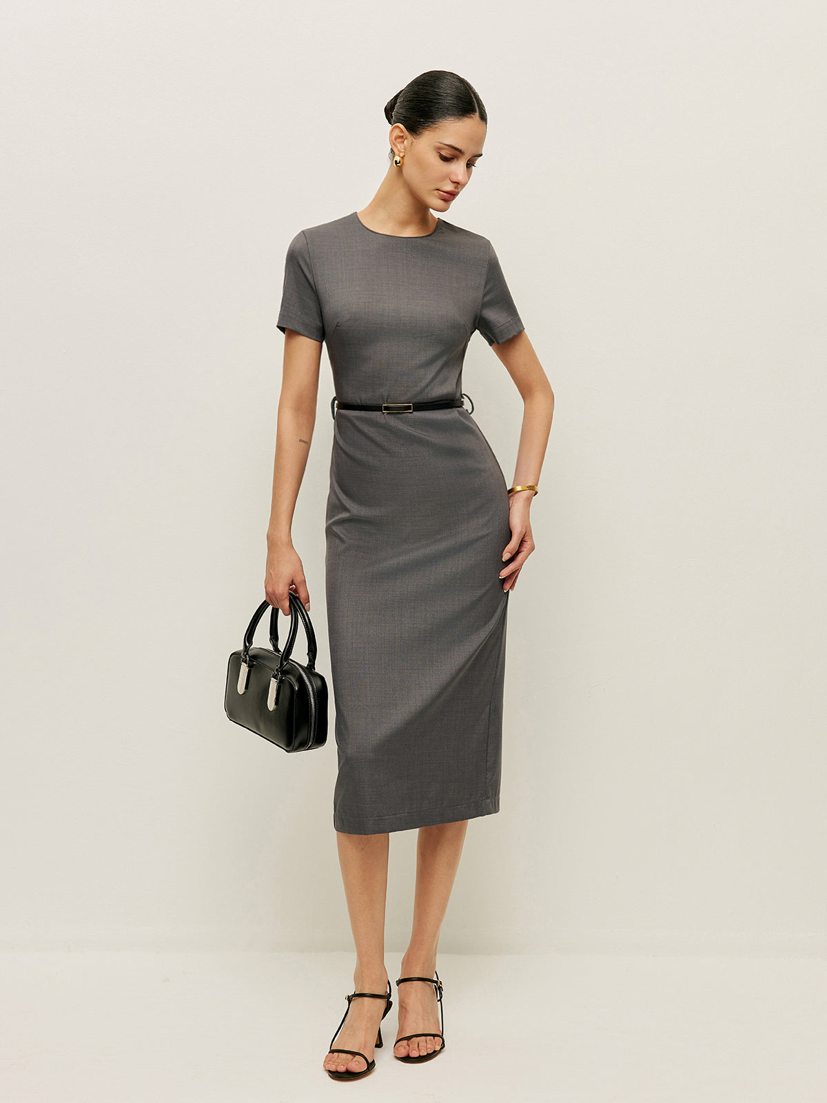 Şık Kemerli Kısa Kollu Kalem Elbise ile Zahmetsiz Zarafet