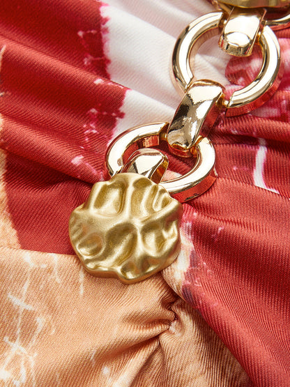 Şık Düğüm Önlü Baskılı Elbise ile Zarif Zincir Aksanlar