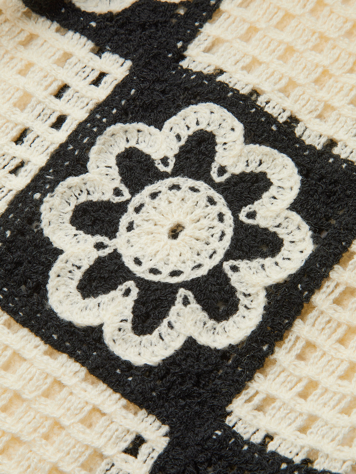 Güzelce Örülmüş Çiçek Desenli Üst ve Pantolon Takımı