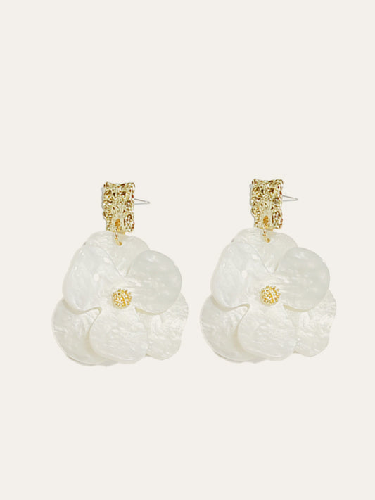 Şık Altın Çiçek Desenli Damla Küpeler