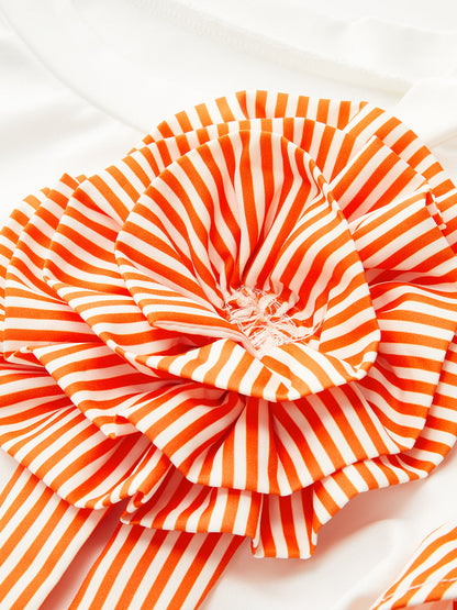 Şık görünüm için çizgili üst ve rozet detaylı uyumlu kombinasyon