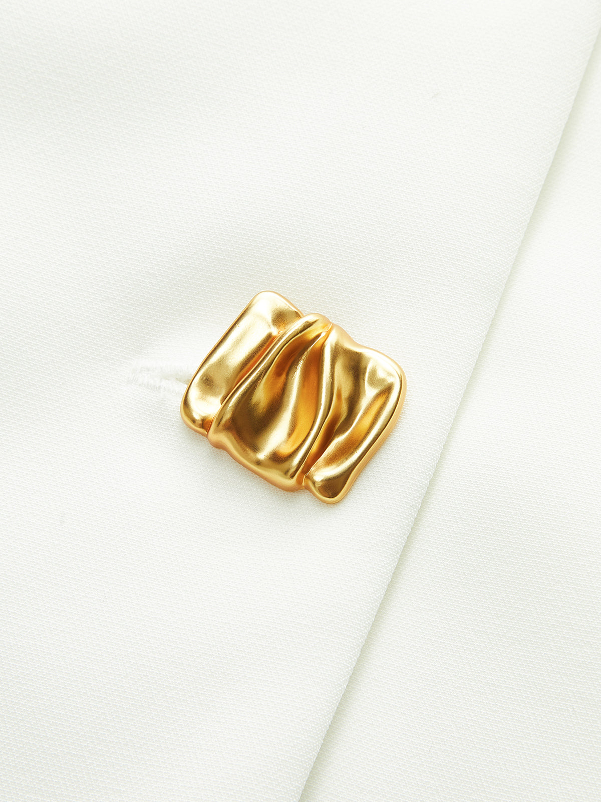 Altın Düğmeli V Yaka Kadife Abiye Elbise Beyaz Kolsuz