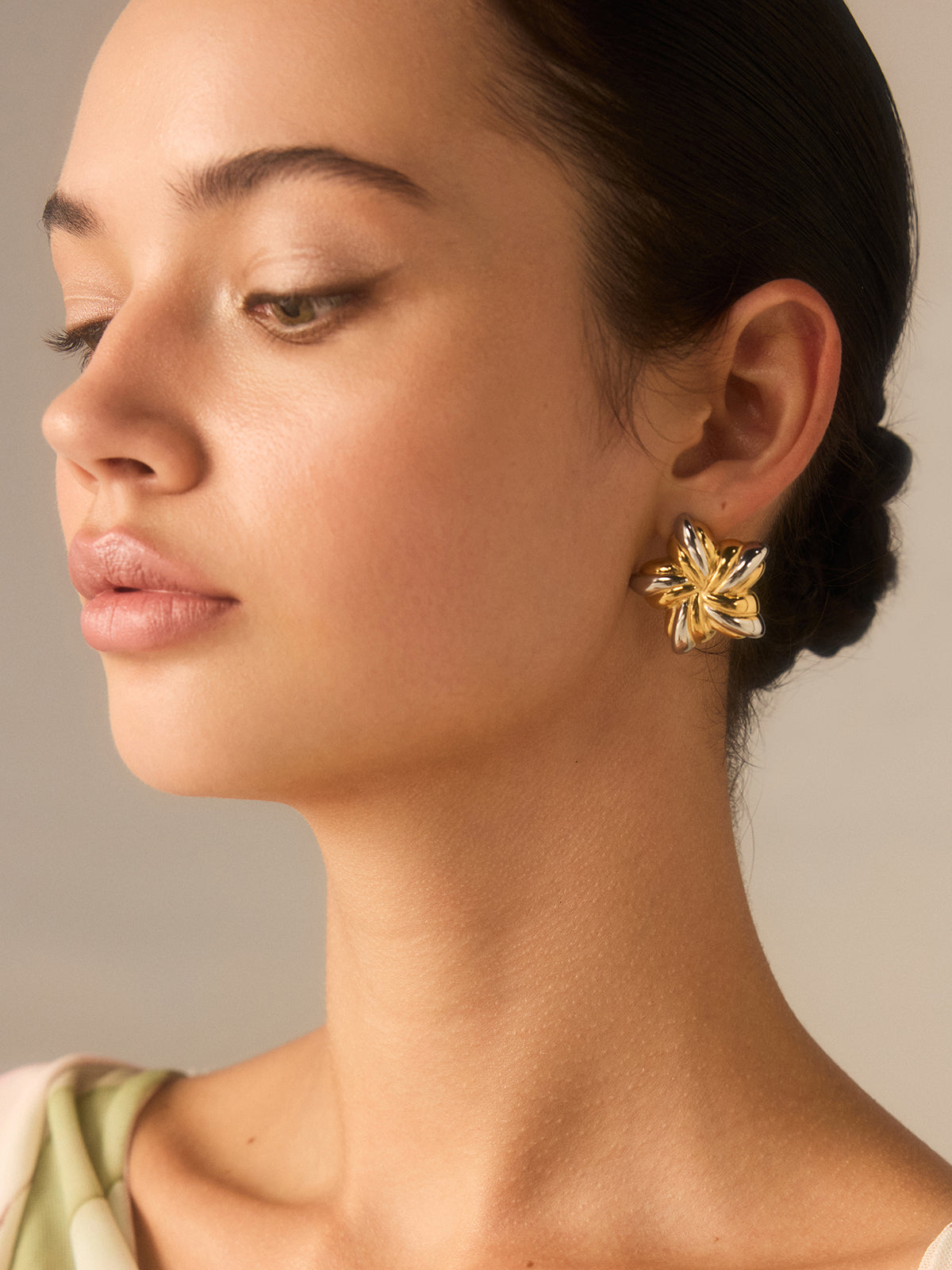 İki Renkli Çiçek Şekilli Stud Küpe