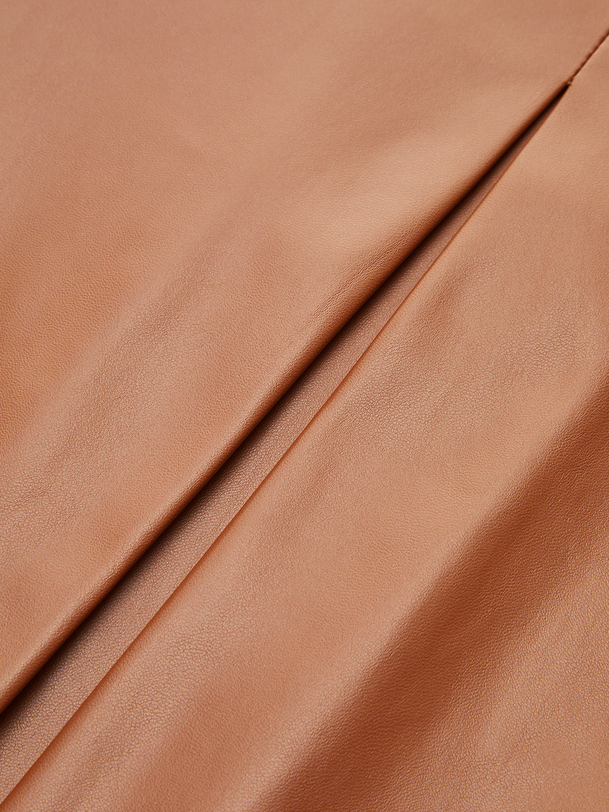 Katlanmış Peluş Suni Deri Şort