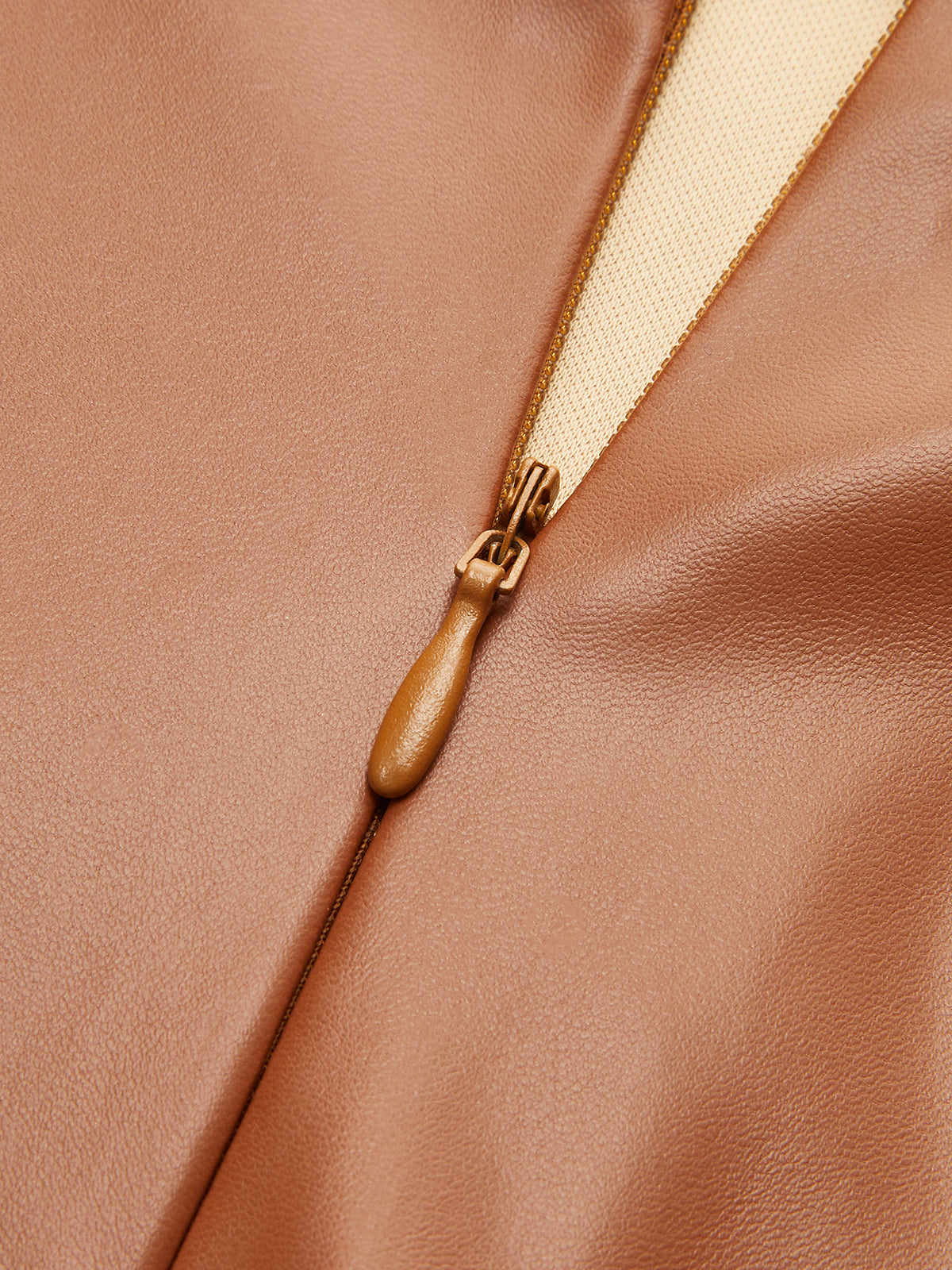 Katlanmış Peluş Suni Deri Şort