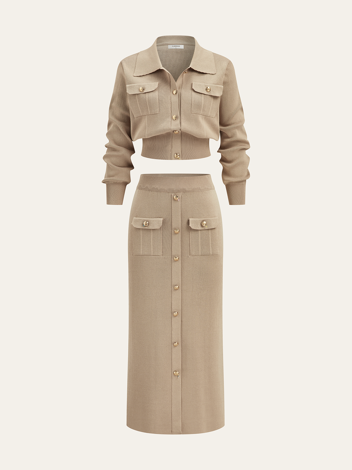 Şık metal düğmeli ceket ile midi etek takımı ile sofistike görünüm