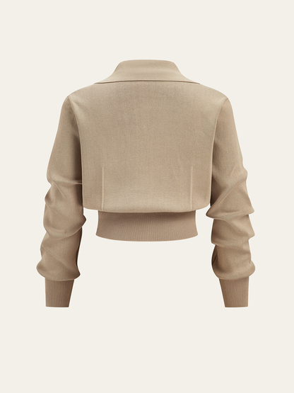 Şık metal düğmeli ceket ile midi etek takımı ile sofistike görünüm