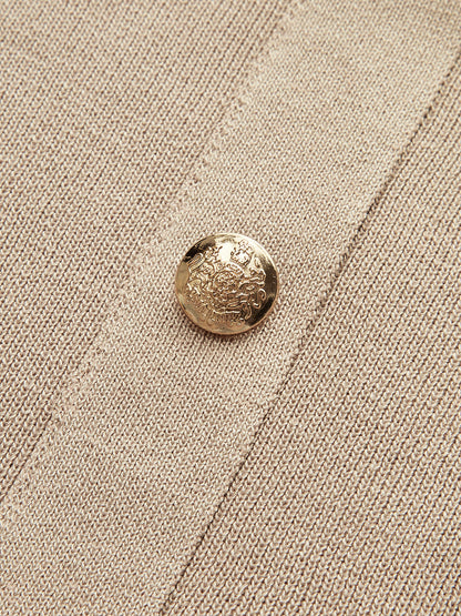 Şık metal düğmeli ceket ile midi etek takımı ile sofistike görünüm