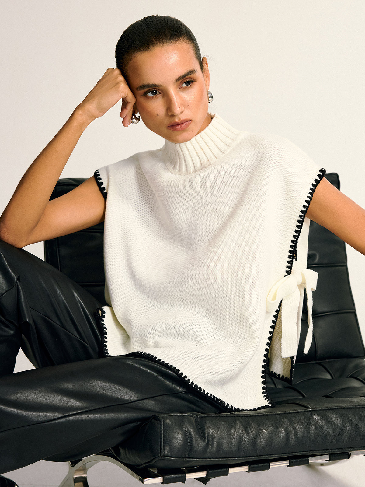 Kontrast Kenar Yan Fiyonk Yuvarlak Yaka Süveter Yelek Beyaz