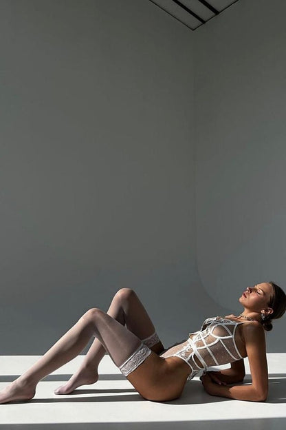 Dizlerde şık bir sonlandırma ile dantelli çekici bodysuit - AUDACE